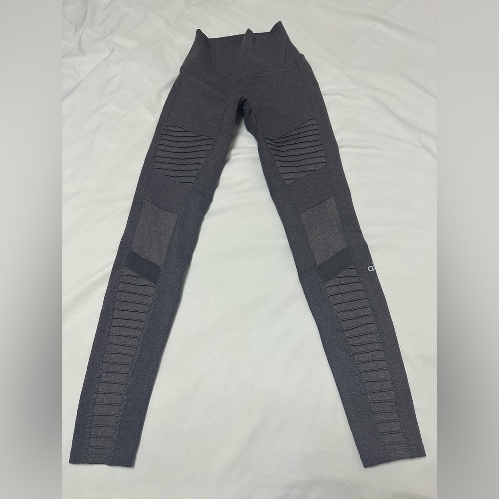 ALO YOGA MOTO LEGGING - Picture 3 of 11